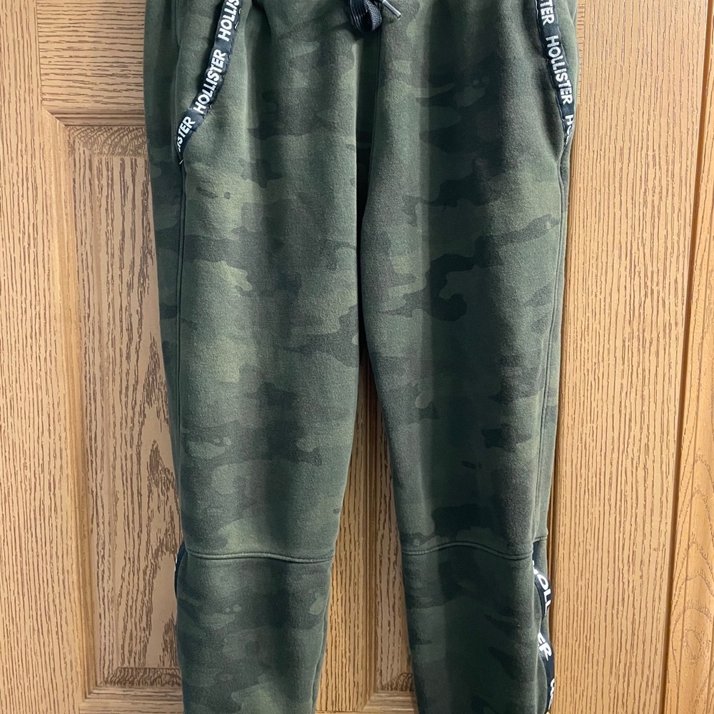 Hollister XS women’s camo joggers.